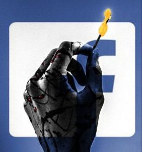 Hand mit Streichholz im Hintergrund das Facebook Logo
