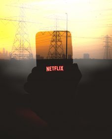 Netflix Schriftzug auf einem Smartphone